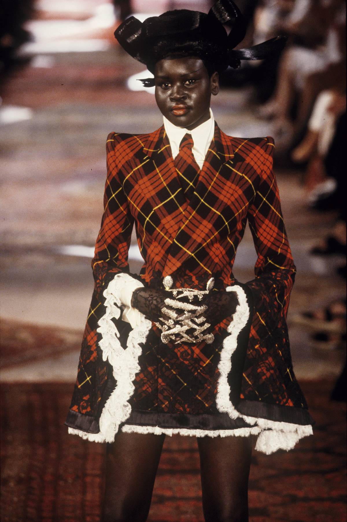Modelo na passarela da Givenchy vestindo xadrez - Metrópoles
