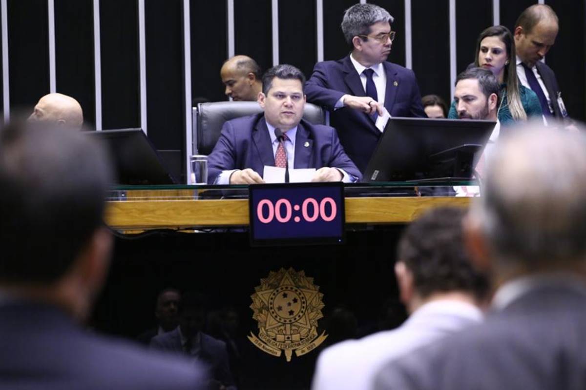 Congresso analisa vetos presidenciais e pode abrir CPMI do INSS