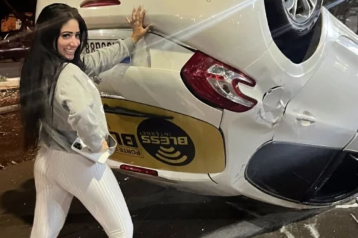 Carro capota e motorista reage com humor: "Levei no entretenimento"