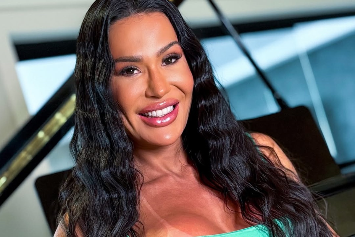 Vídeo: Gracyanne Barbosa se batiza em culto de Pablo Marçal
