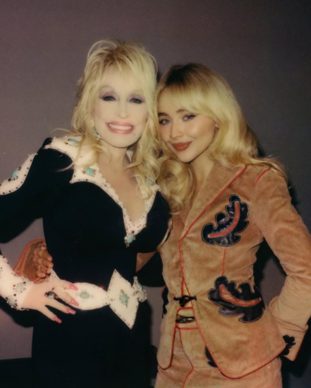 Foto com cor. Sabrina Carpenter e Dolly Parton - Metrópoles