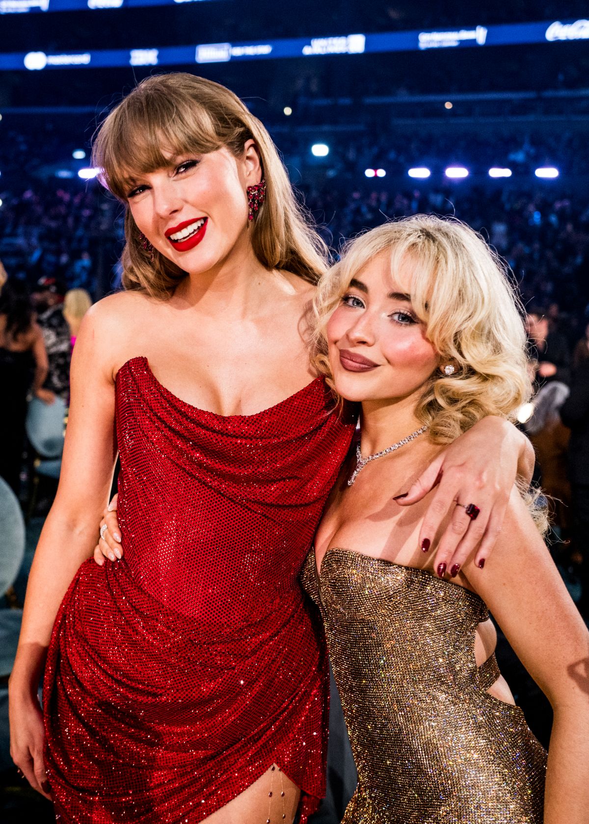 Foto com cor. Sabrina Carpenter e Taylor Swift - Metrópoles