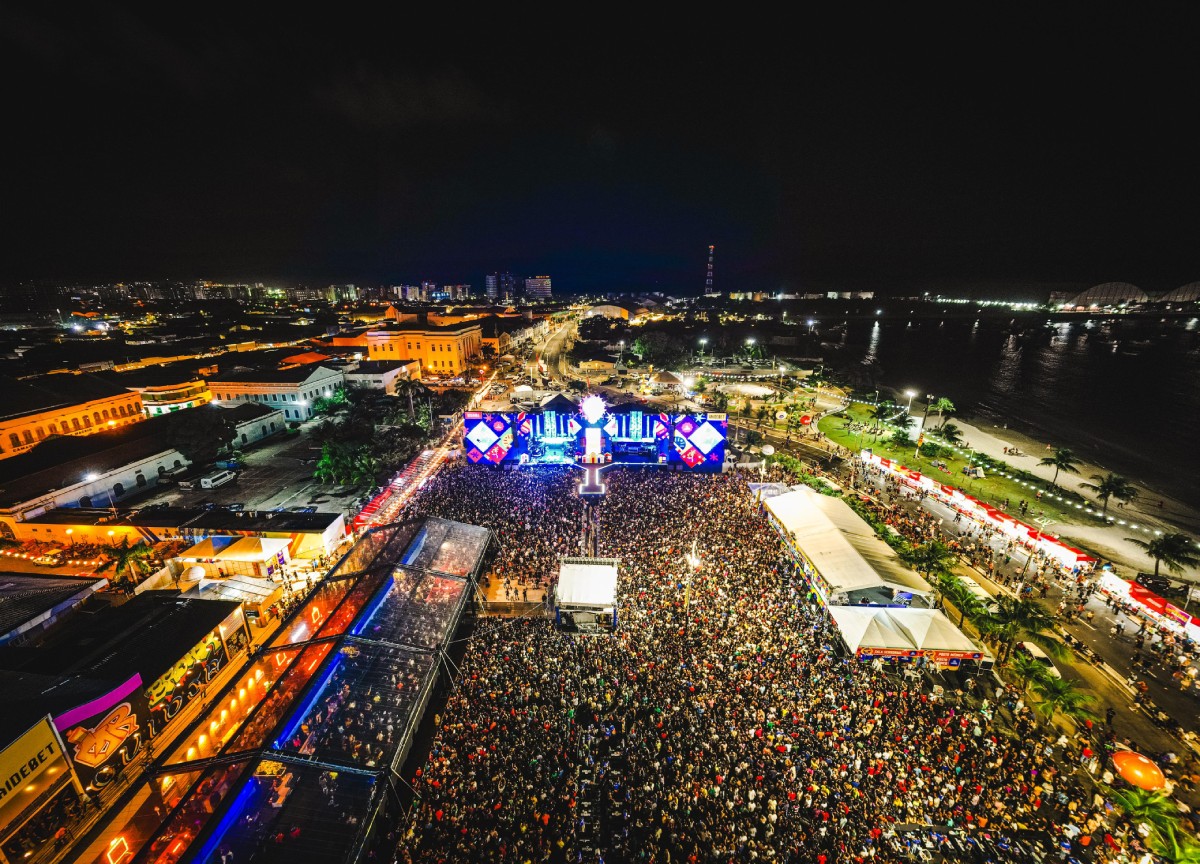 Fotografia colorida mostrando vista aérea de show-Metrópoles