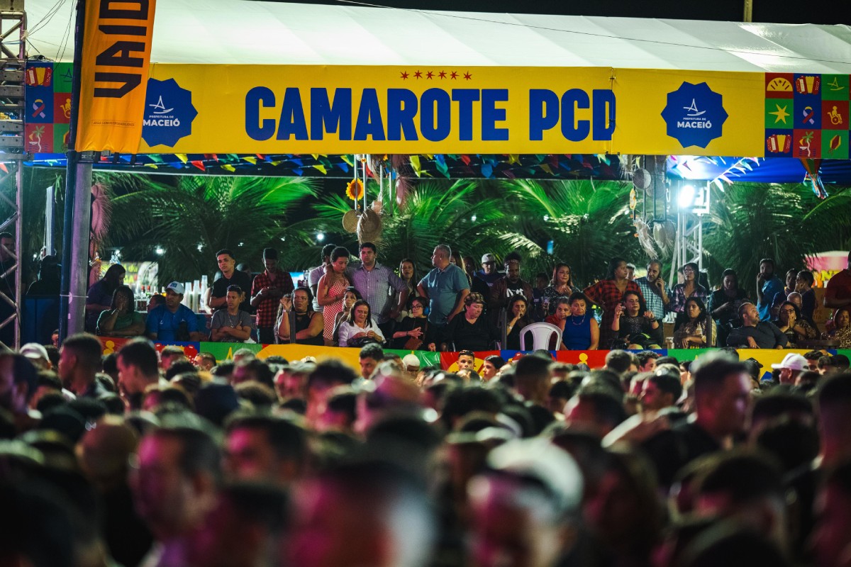 Fotografia colorida mostrando espaço PCD em festa junina-Metrópoles