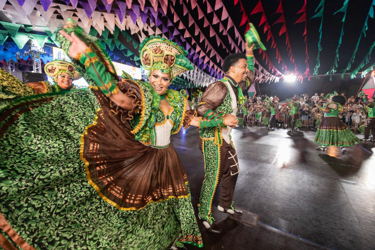 Fotografia colorida mostrando quadrilha em festa junina-Metrópoles