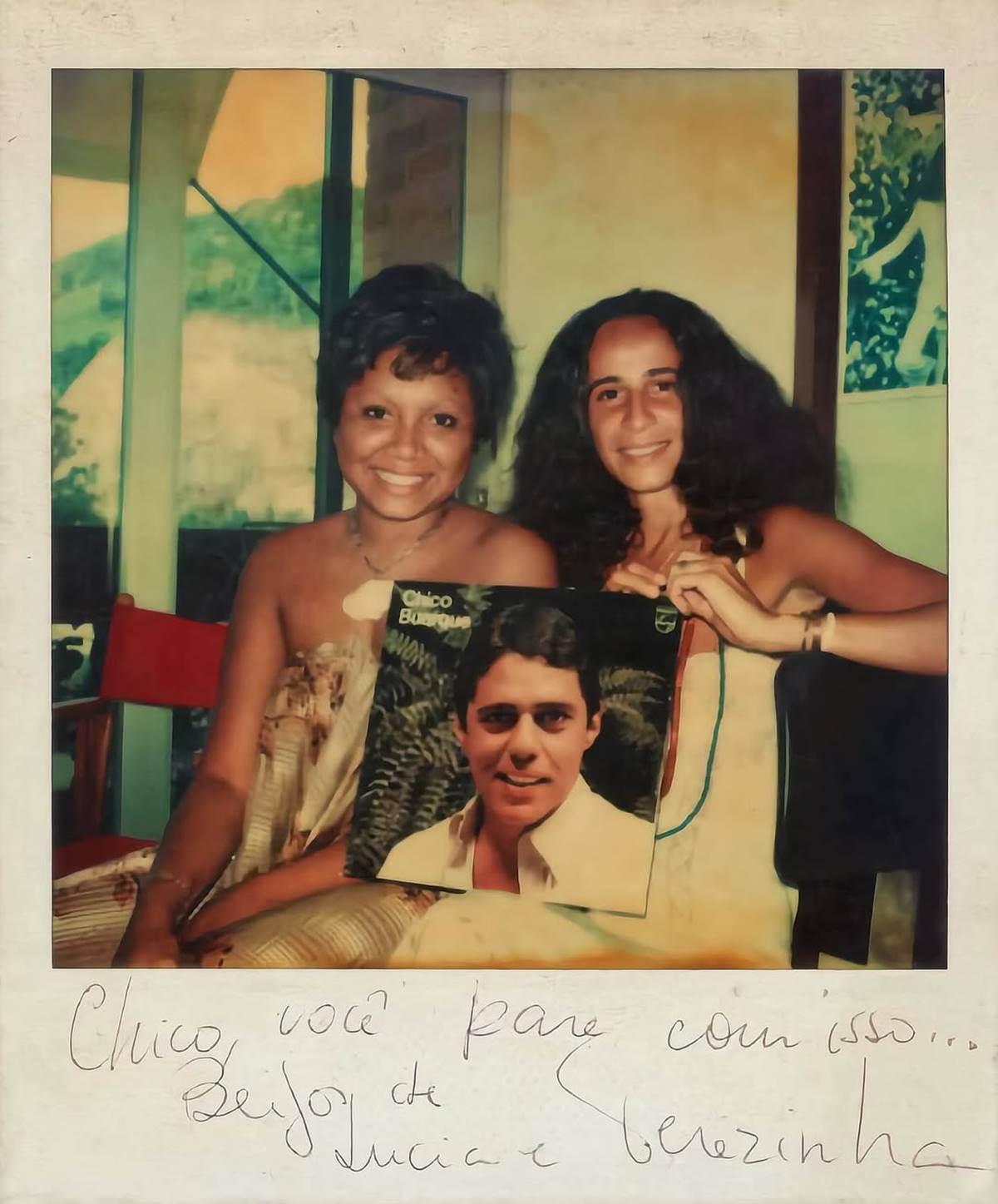Foto postada por Alcione com Bethania e disco de Chico nas mãos - foto completa - Metrópoles
