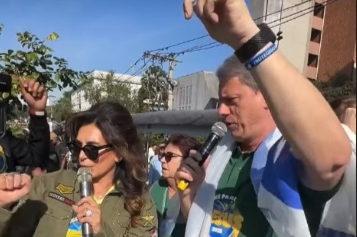 Tarcísio e Nunes posam com bandeira de Israel na Marcha para Jesus