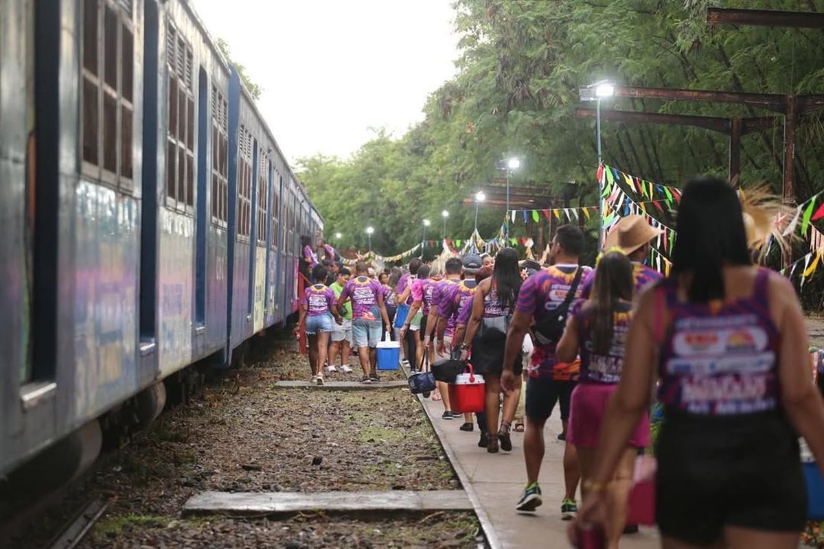 Foto colorida de fila de pessoas próximo a um trem - Metrópoles