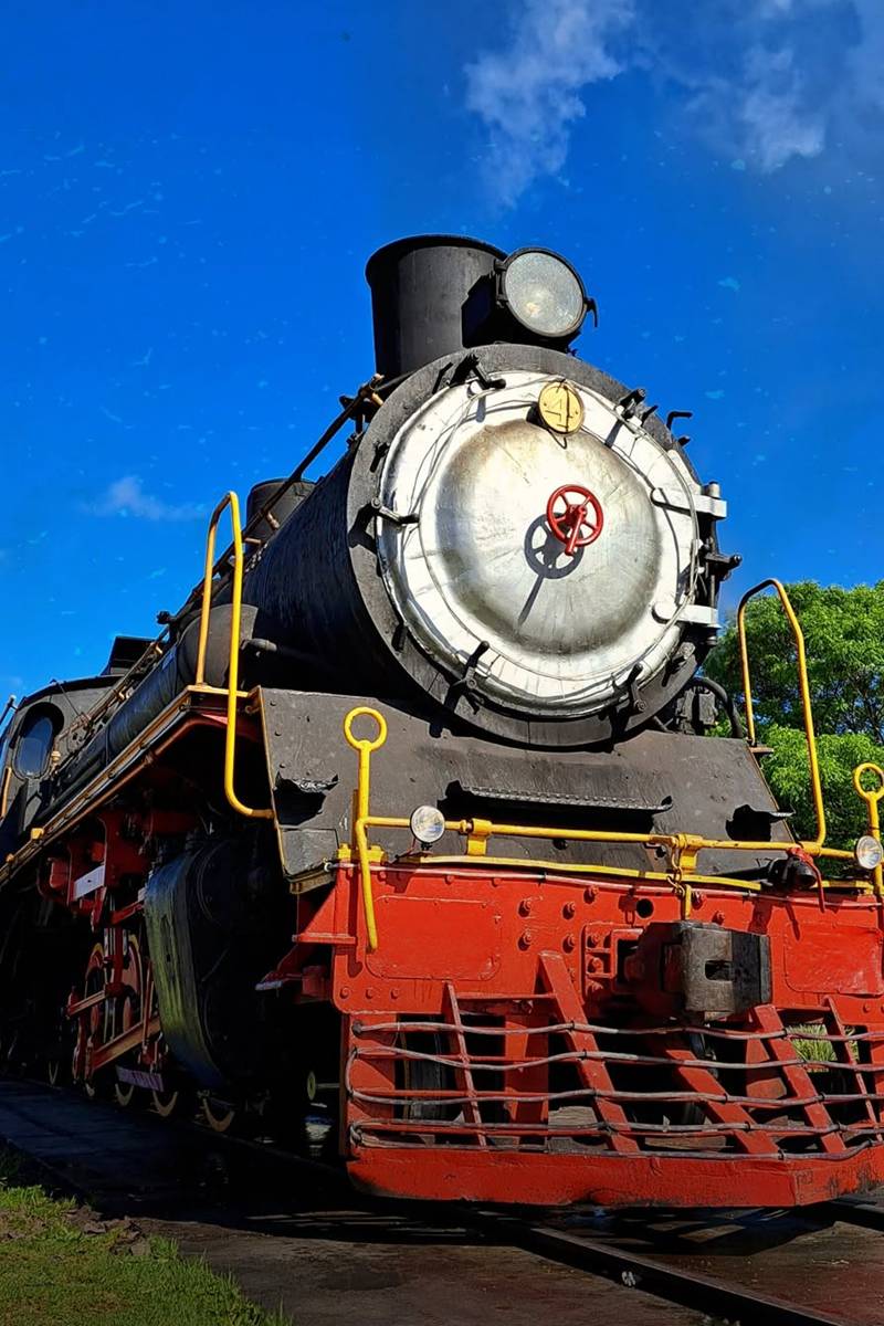 Foto colorida de trem - Metrópoles