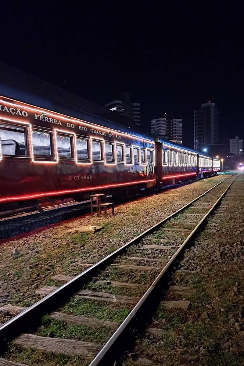 Foto colorida de vagão em linha férrea - Metrópoles