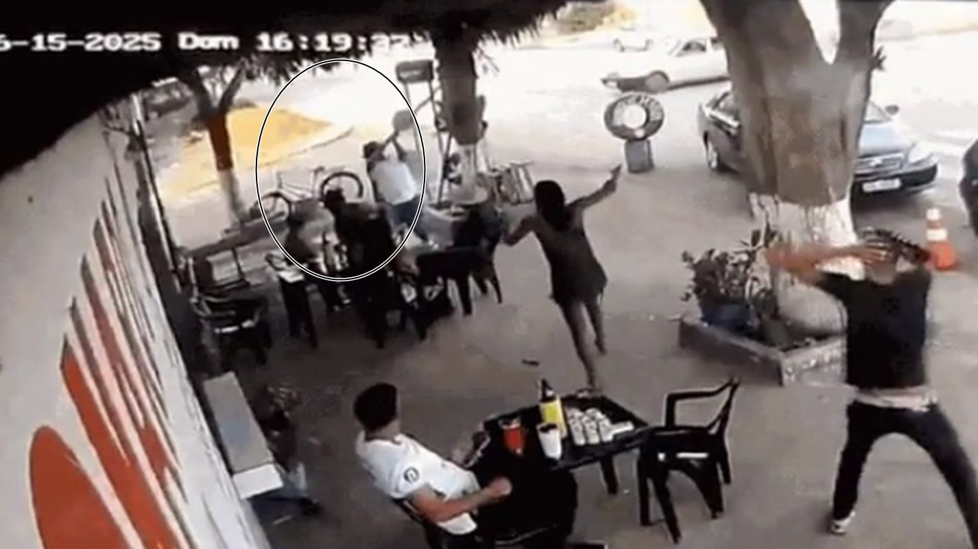 Vídeo: homem usa barra de ferro para rachar cabeça de homem em bar