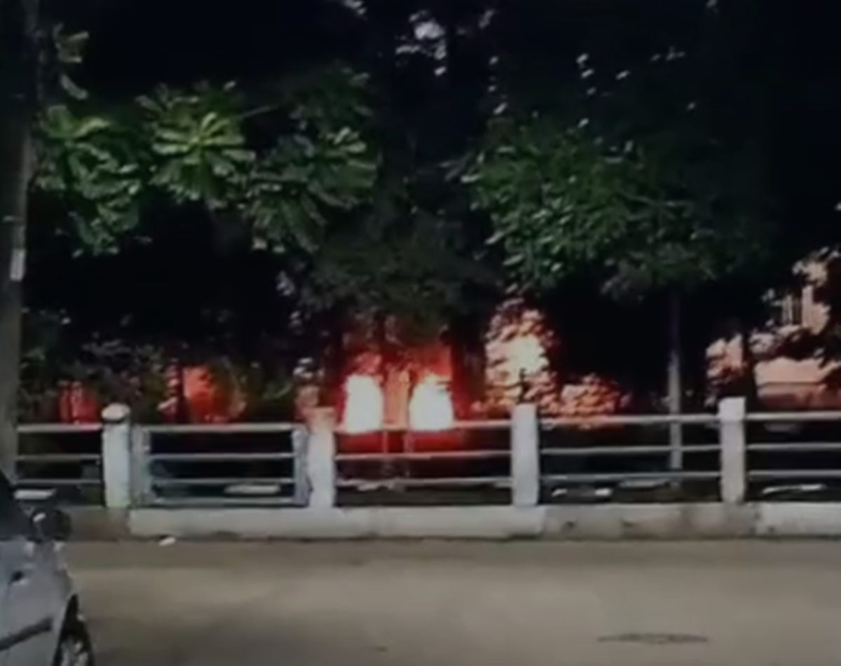 Vídeo: guerra entre CV e milícia incendeia ponte e aterroriza favela
