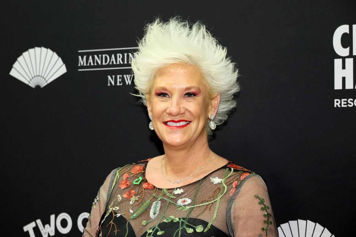 Chef Anne Burrell foi encontrada inconsciente ao lado de comprimidos