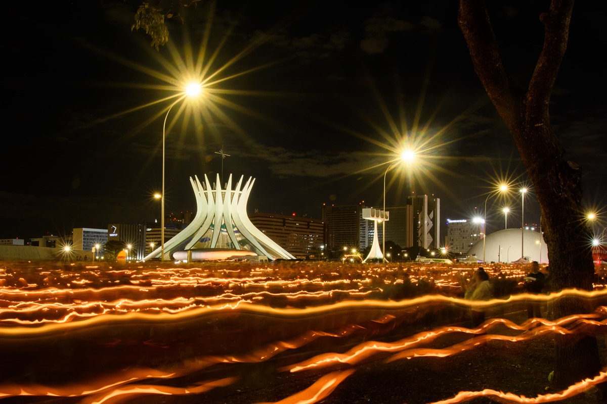 Fiéis celebram Corpus Christi com missa e procissão na Esplanada