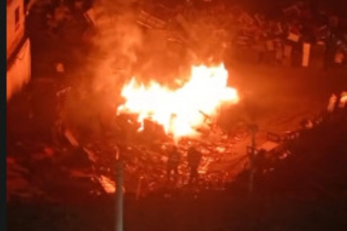 Balão cai em chamas e assusta moradores na zona norte de SP. Veja