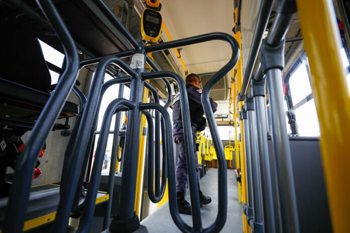 Mulher humilhada por motorista entrou em ônibus com 3 filhos pequenos