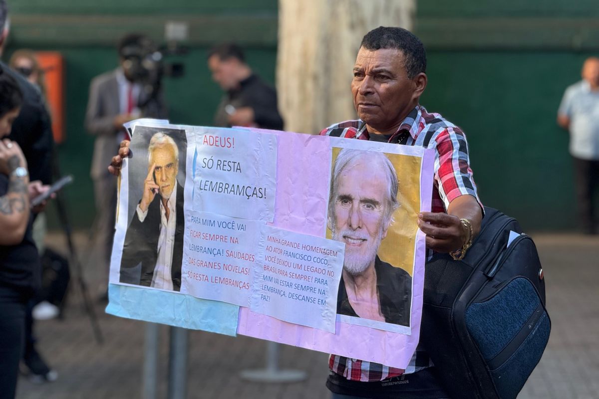 Fãs se despedem de Francisco Cuoco em velório aberto ao público em SP