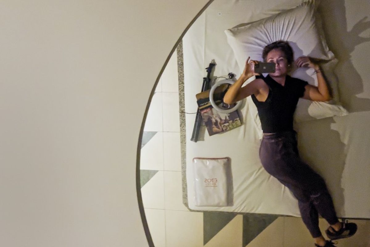 foto colorida de mulher deitada na cama