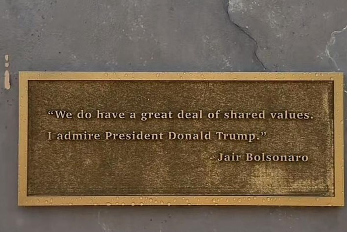 Placa em escultura nos EUA