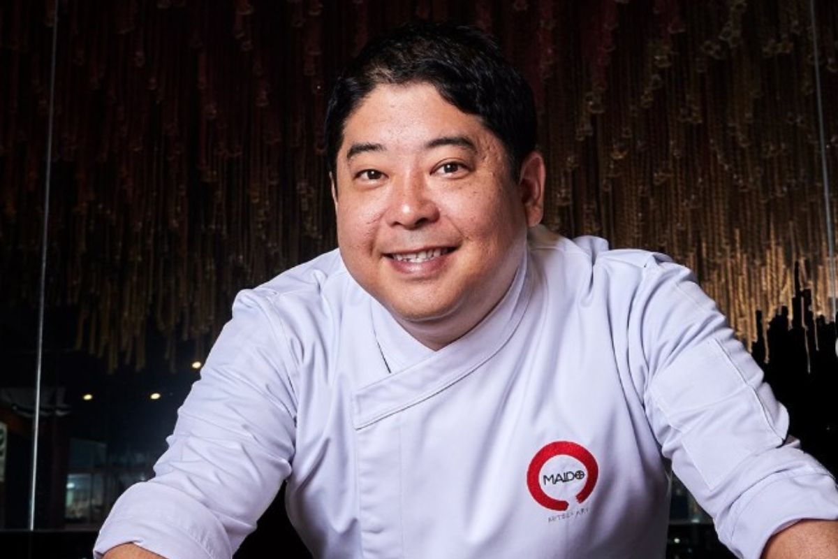 Foto colorida chef Mitsuharu Tsumura