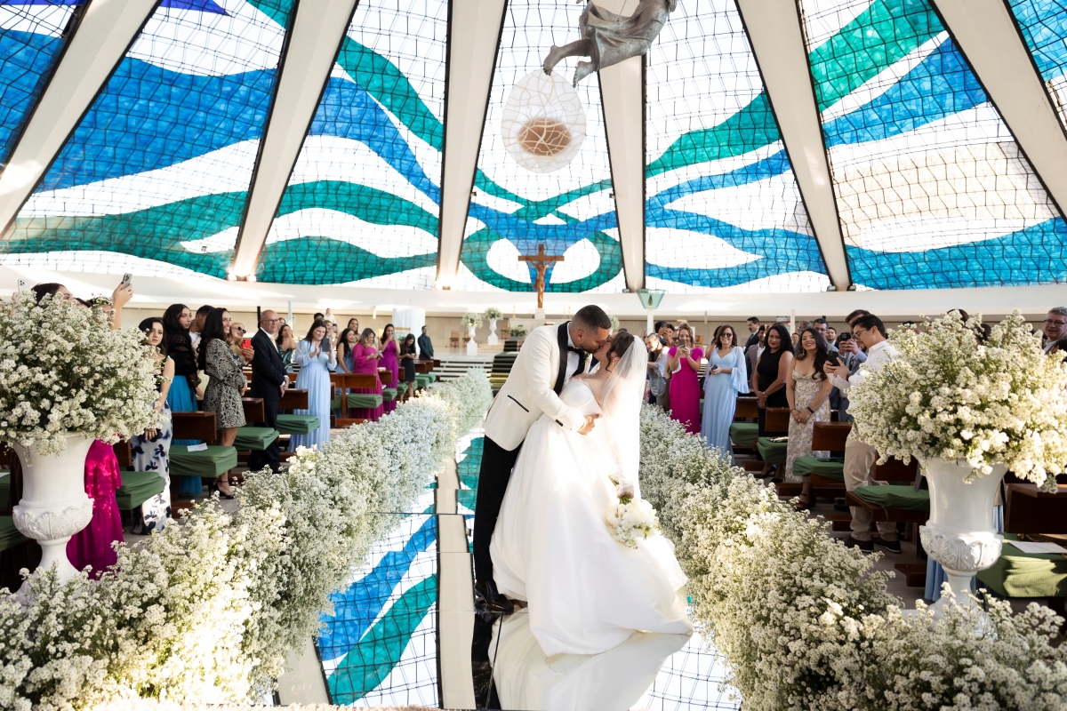 Larissa Borges e Ryan Ashe trocam alianças na Catedral de Brasília