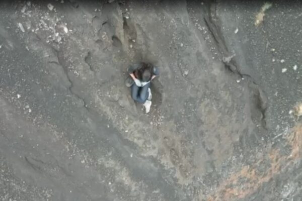 Imagem colorida de Juliana Marins, enquanto aguarda resgate em vulcão da Indonésia
