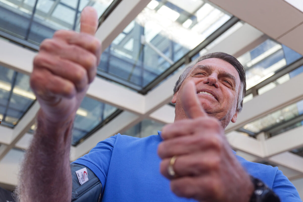 Bolsonaro é diagnosticado com pneumonia viral tratável com antibiótico