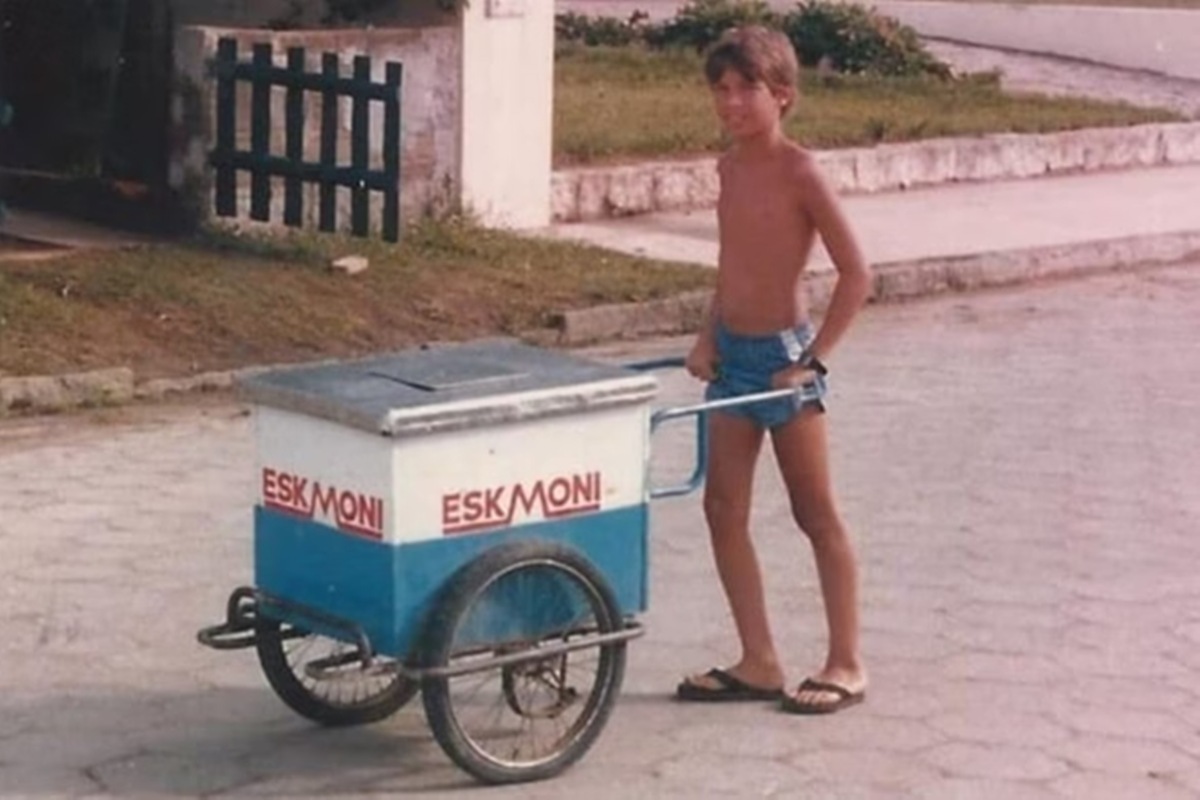 Ricardo Faria, o Rei do Ovo, com carrinho de picolé quando criança