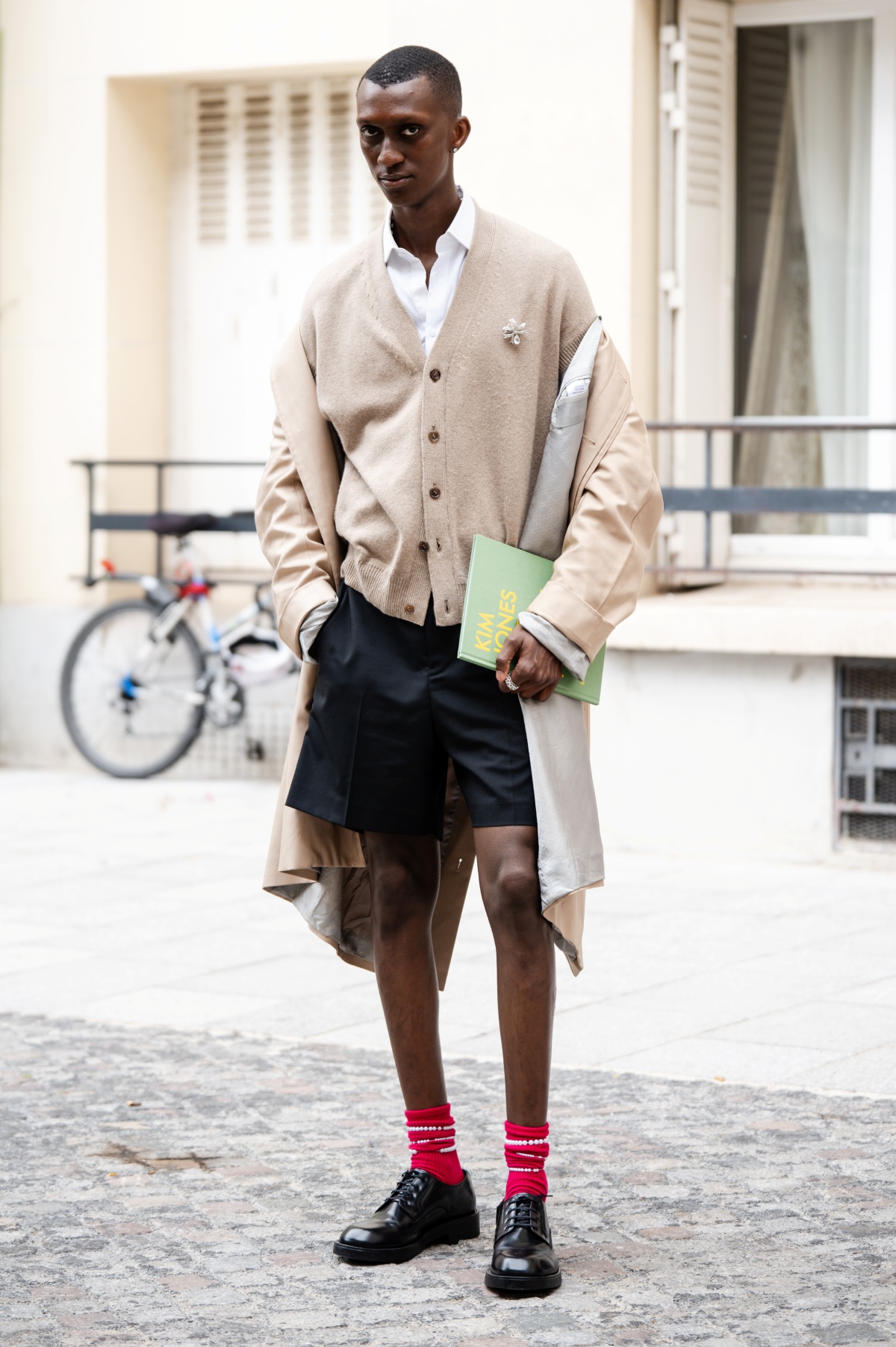 A imagem mostra um rapaz fotografado enquanto anda na rua
