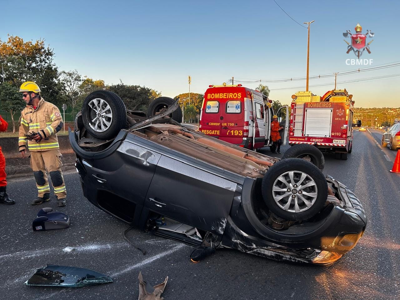 Acidente com 5 carros e capotamento perto da Ponte JK afeta trânsito