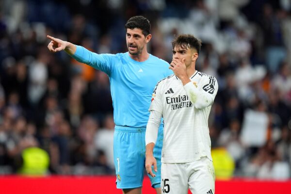 Foto colorida de Thibaut Courtois e Asencio, do Real Madrid - Metrópoles