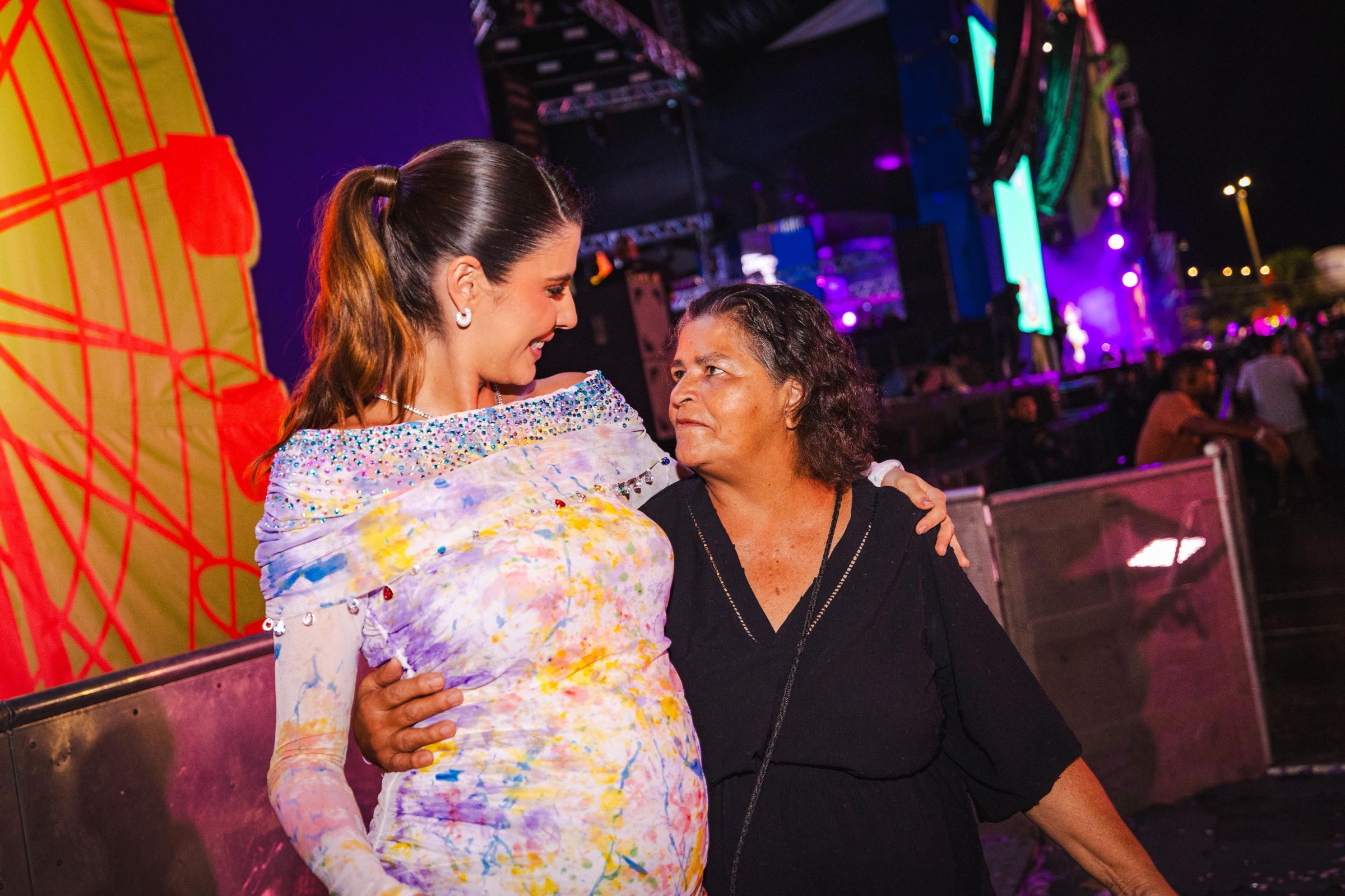 Fotografia colorida mostrando duas mulheres abraçadas-Metrópoles