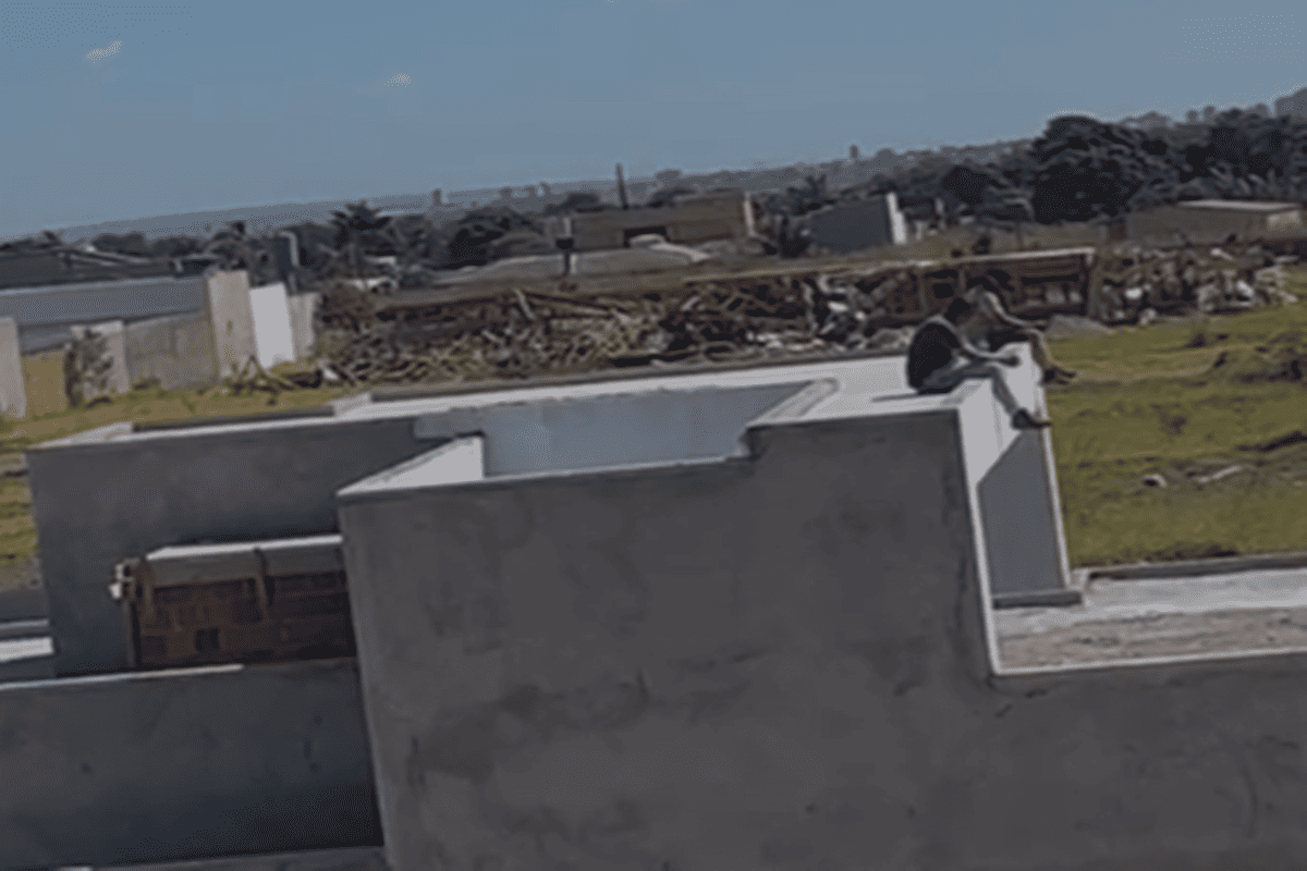 Vídeo: moradores sobem em casas para evitar demolição da DF Legal