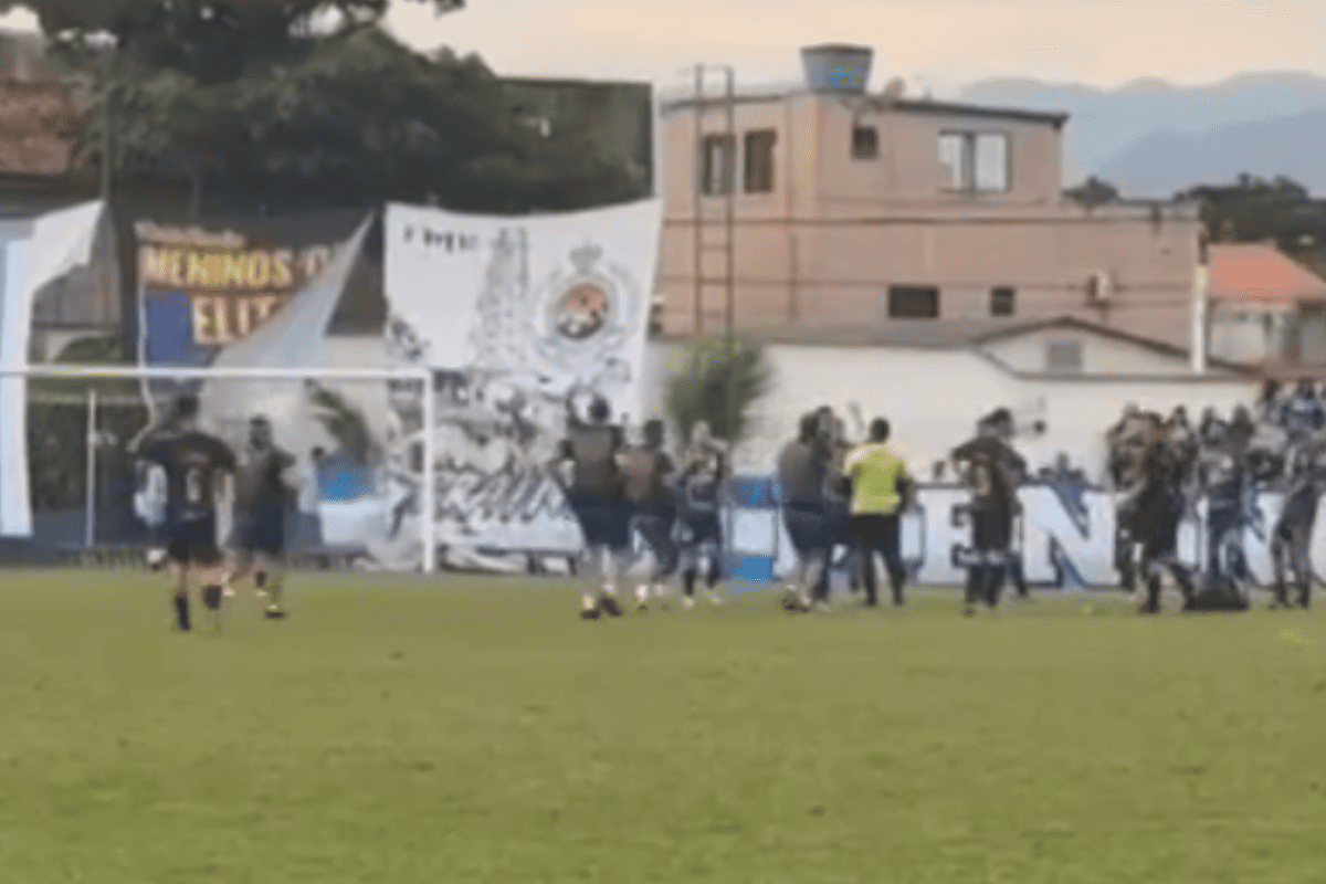 Árbitro preso em jogo de futebol deu cartão amarelo antes de ser pego
