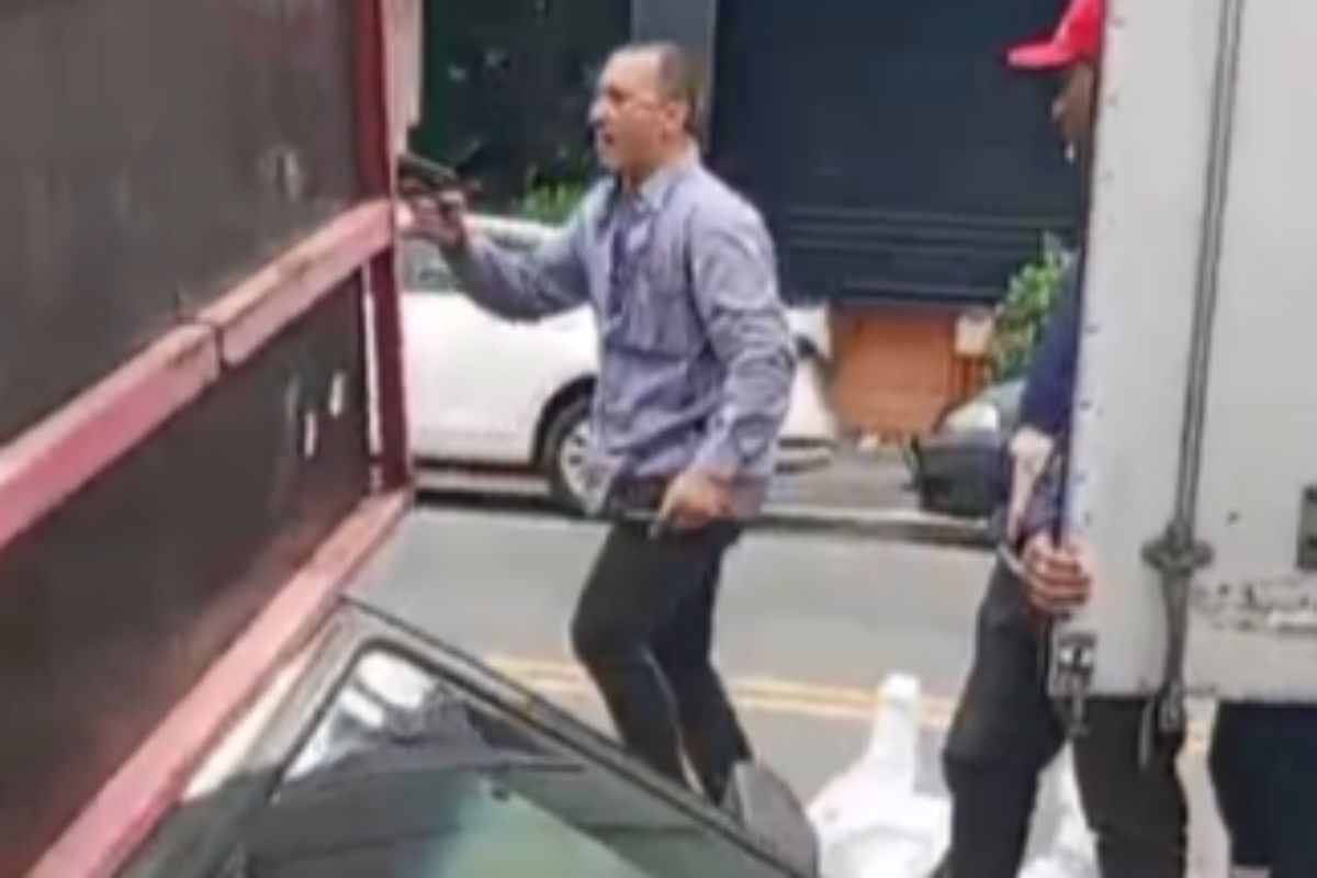 Vídeo: servidor municipal é afastado após ameaçar ambulantes com arma