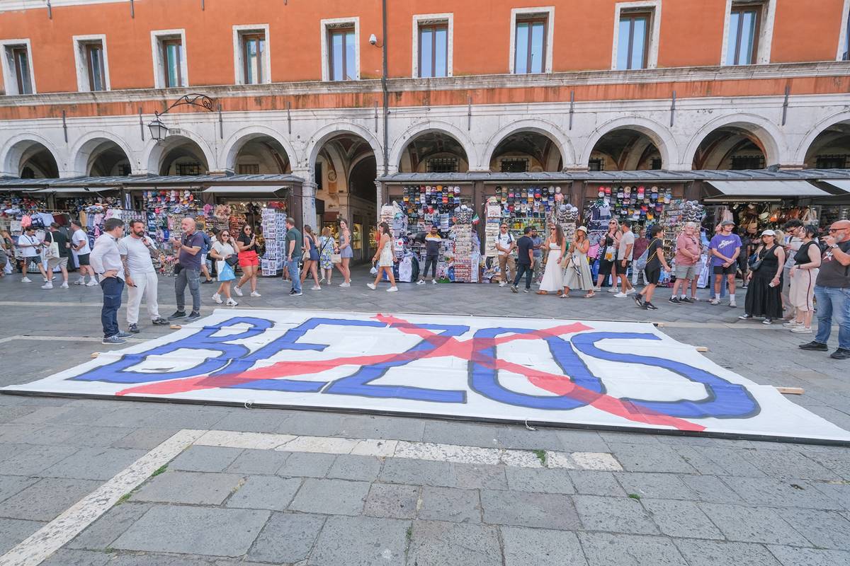 Protestos em Veneza contra casamento de Jeff Bezos - Metrópoles