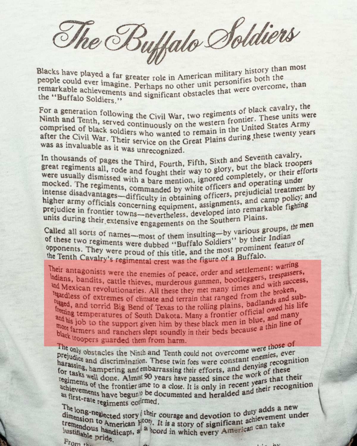 A imagem mostra um texto no verso de uma camiseta - Metrópoles