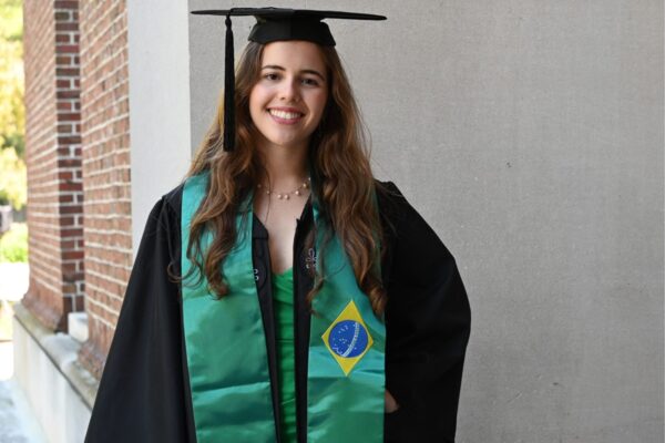 Foto colorida mostra estudante goiana Sarah Gomes em Harvard - Metrópoles