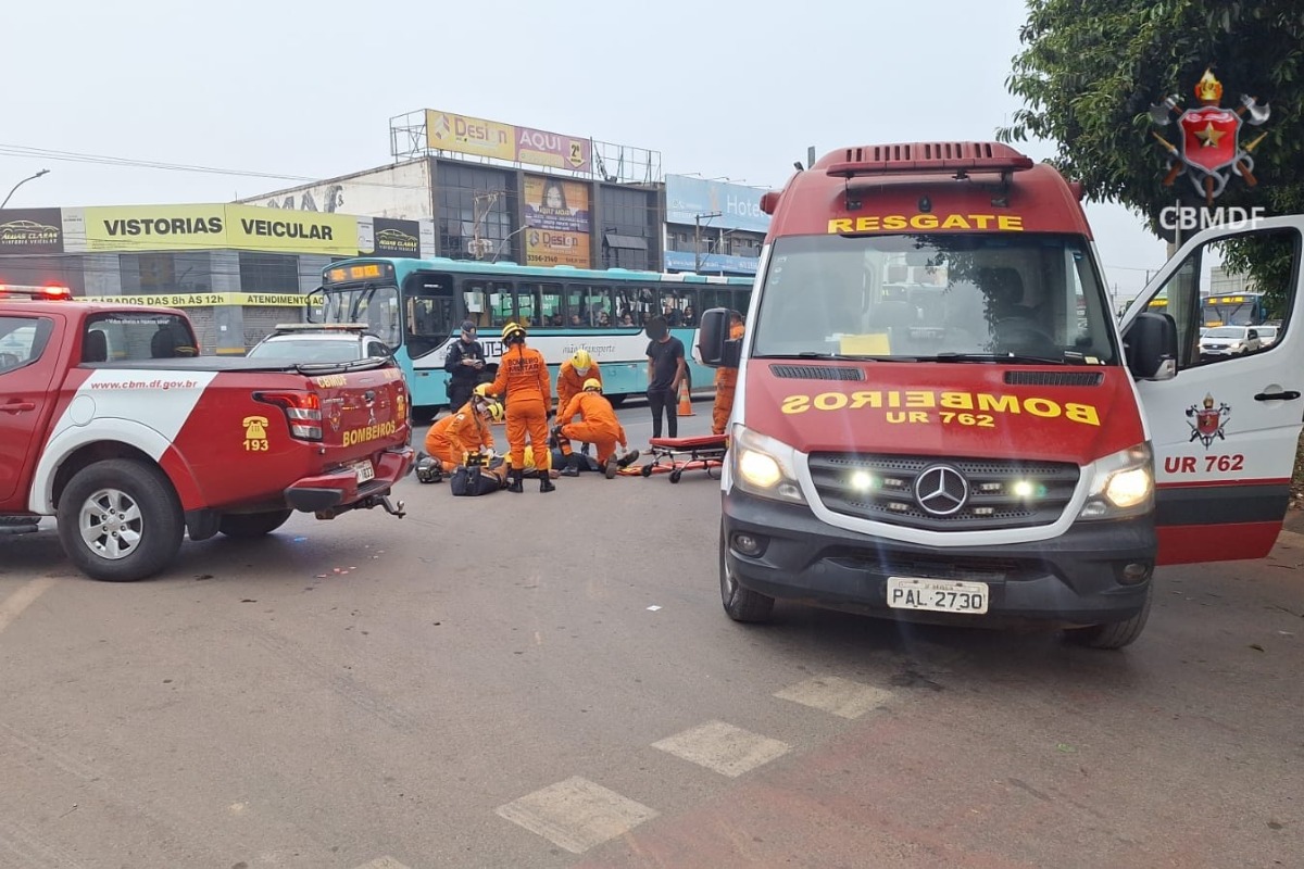 Motociclista fica ferido após colisão com carro no Pistão Sul