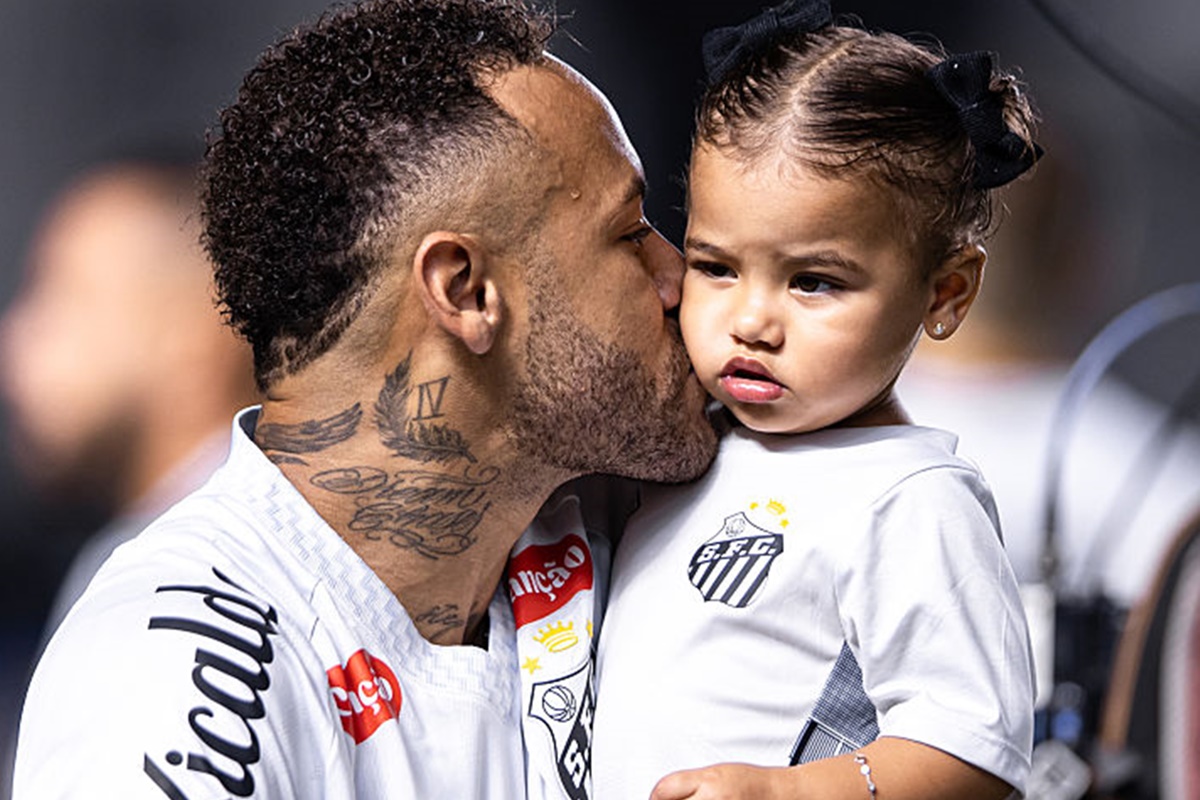Momento entre Neymar e Mavie durante jogo do Santos viraliza; veja