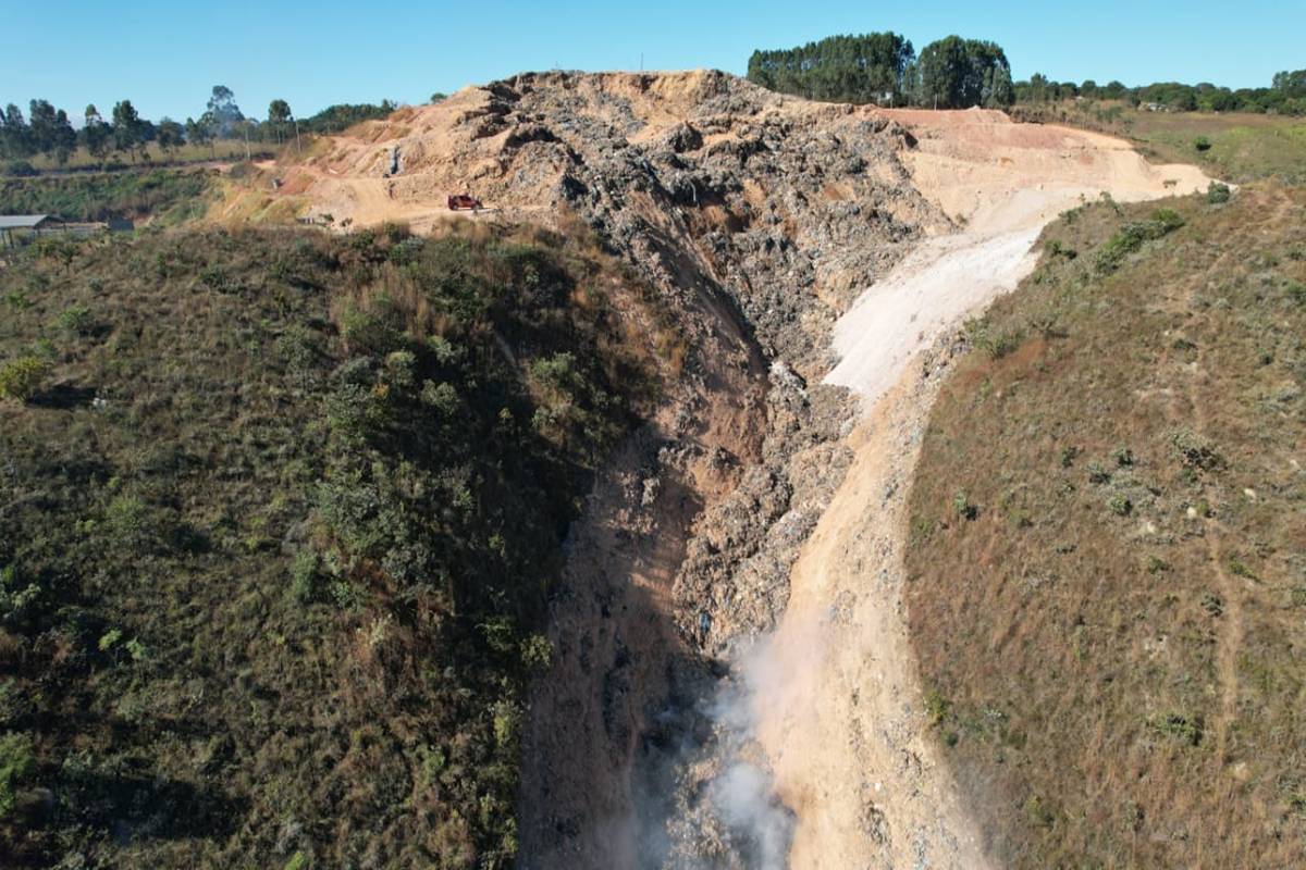 Foco de incêndio é registrado em lixão que desabou no Entorno do DF