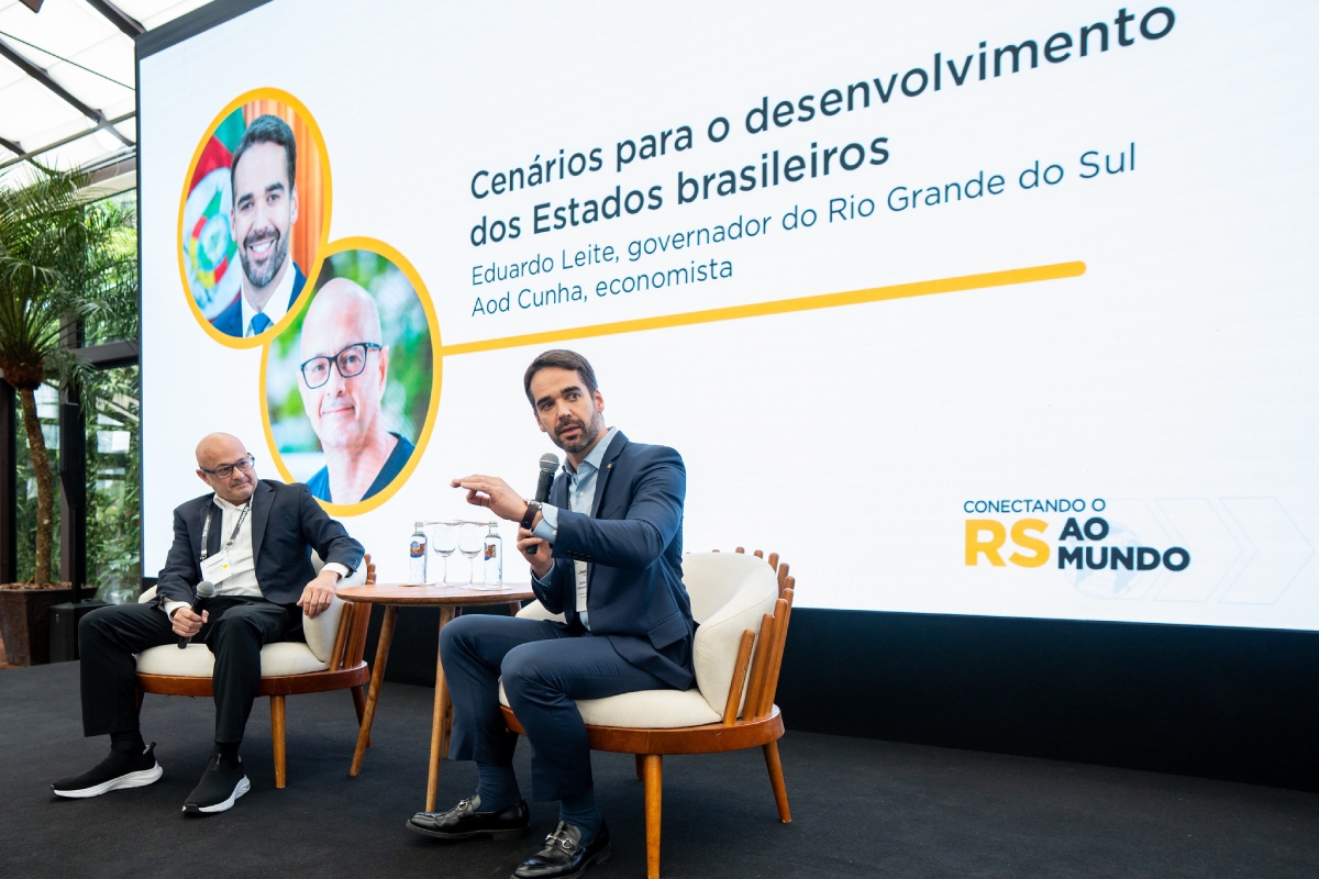 Governador do RS Eduardo Leite homem branco alto de terno palestrando - metrópoles