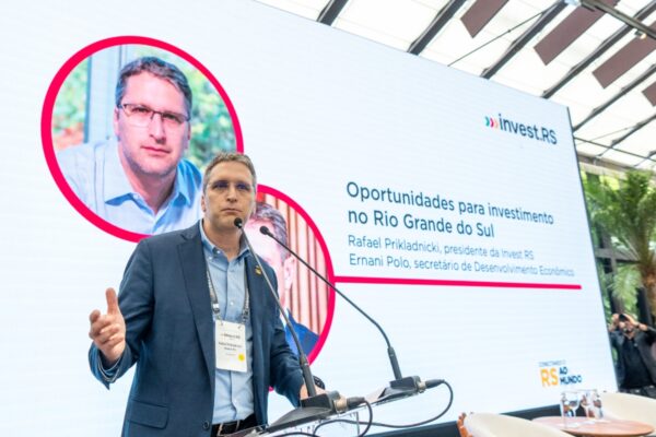 Homem branco palestrando sobre investimentos de terno - Metrópoles 