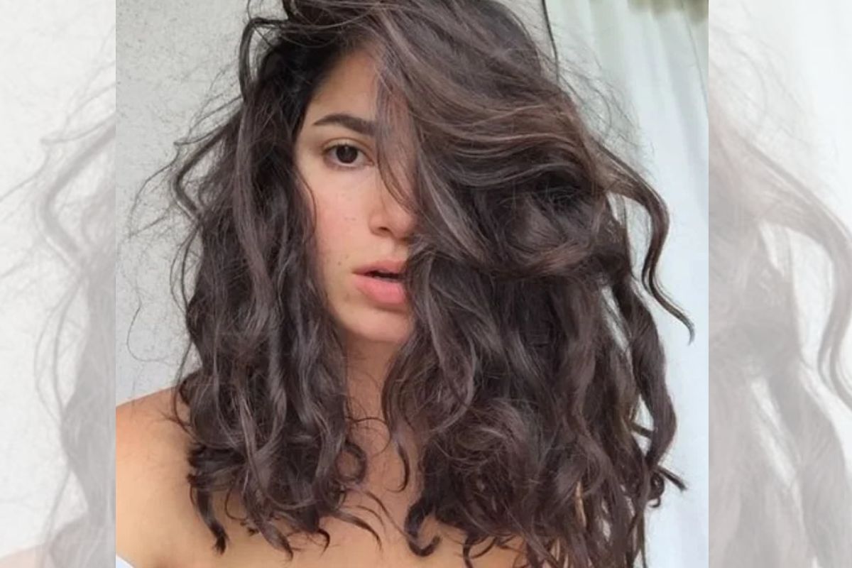 foto colorida de rosto de mulher e o corte de cabelo em destaque