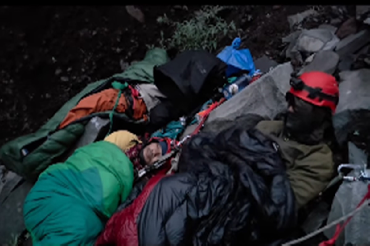 Vídeo mostra alpinistas perto do corpo de Juliana na Indonésia
