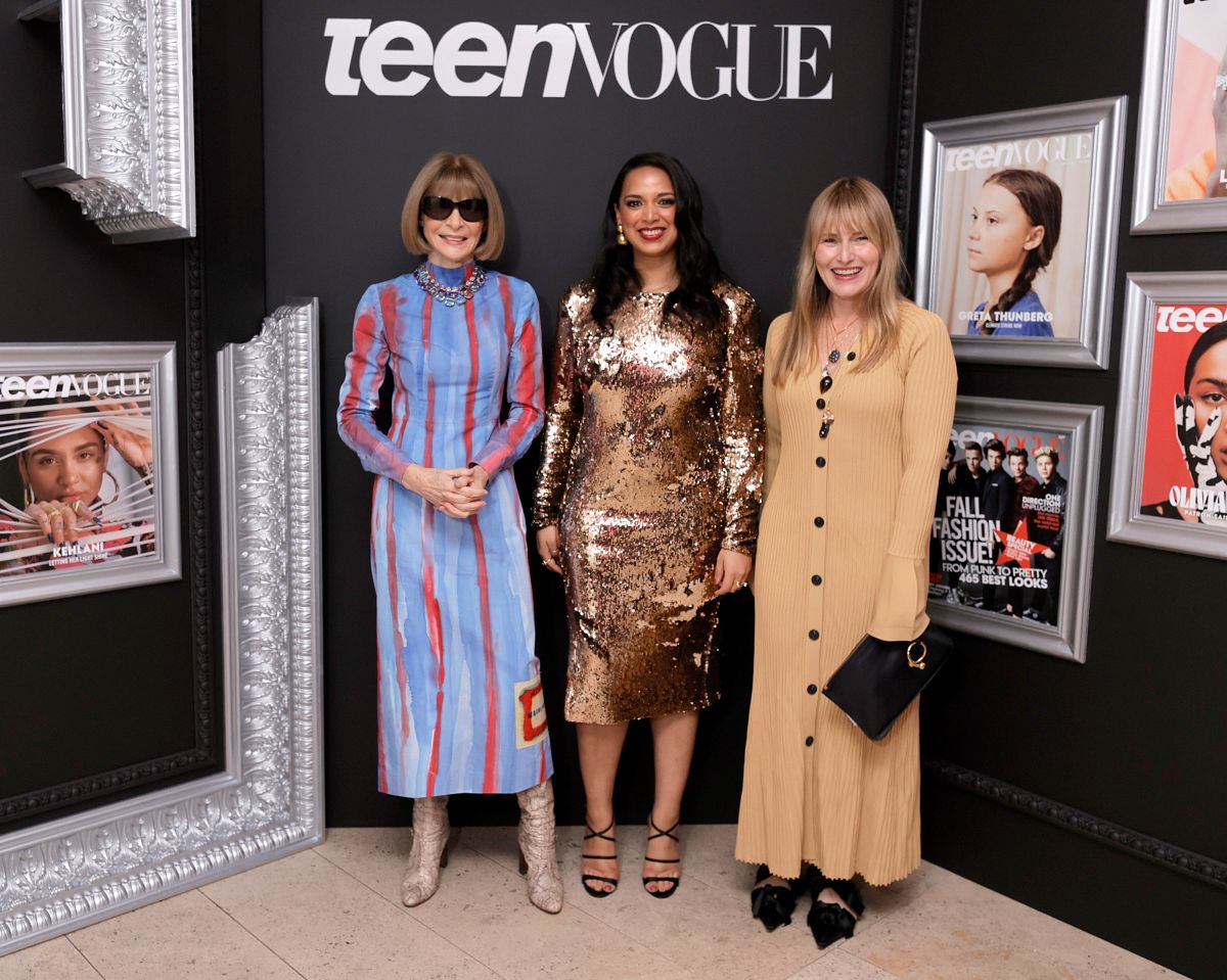 Foto com cor. Anna Wintour em evento da Teen Vogue - Metrópoles
