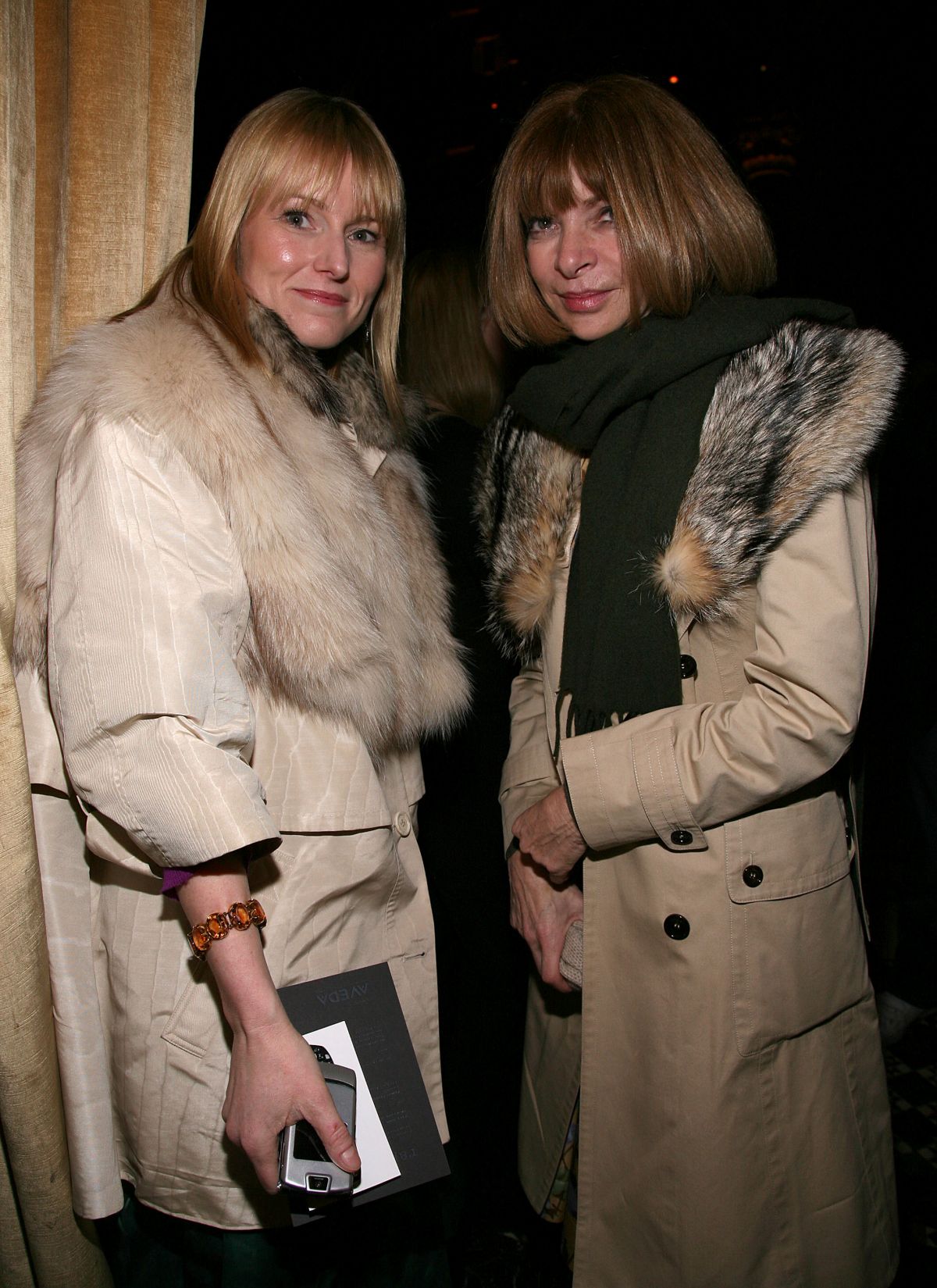 Foto com cor. Anna Wintour e Amy Astley - Metrópoles