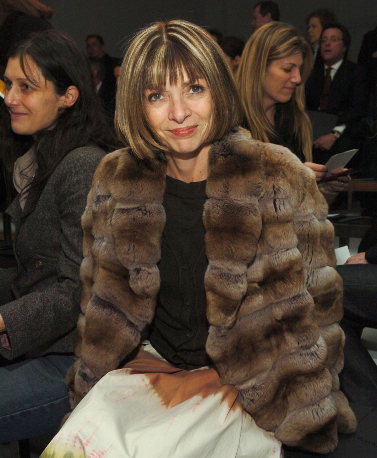 Foto com cor. Anna Wintour na Olympus Fashion Week, em 2004 - Metrópoles