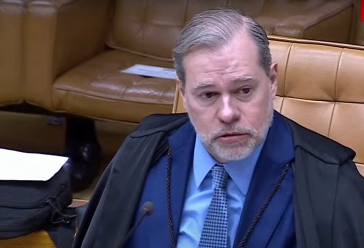 Toffoli chora durante julgamento no STF sobre redes sociais. Vídeo