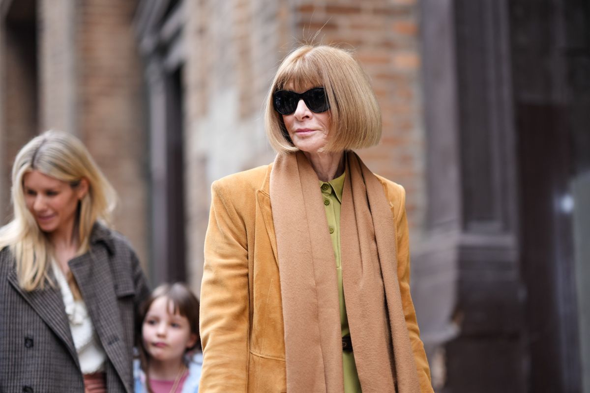 Foto com cor. Anna Wintour streetstyle - Metrópoles